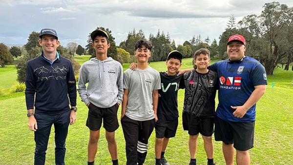 Professional golfer Josh Geary, with Taneatua's Bayleigh Teepa-Tarau, Pedro Robinson, Lincoln Reneti, Otairi Teriini, and teacher aide Whetu Wiremu.