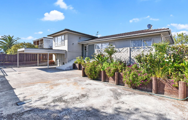The Award-Winning Century 21 Gold in Manurewa have a spacious Weymouth home that must sell.
