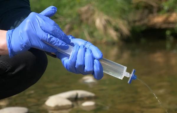 Sampling water for eDNA