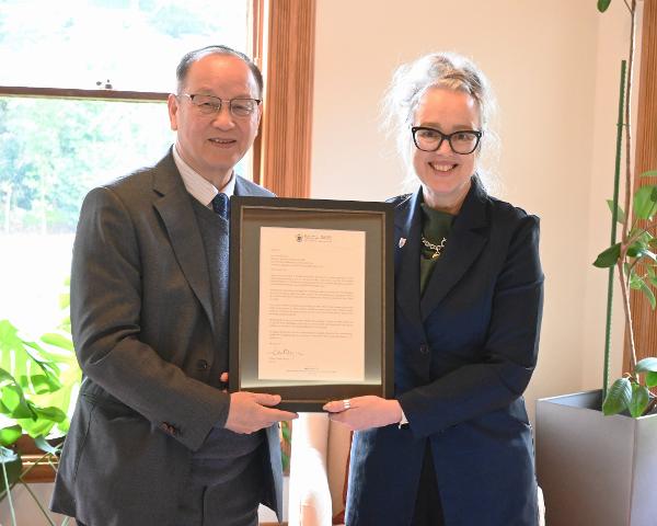 Alpha Group visit, Prof Yihau Gao is presented with a letter of acknowledgement by Provost Prof Giselle Byrnes