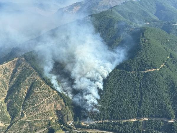 The Lee Valley fire burning in steep terrain, seen from the air during a reconnaissance flight this evening.