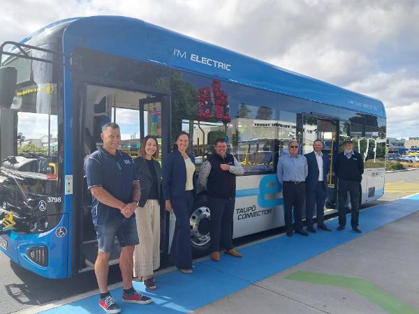 (L to R) Cr Downard, Jenna Snelgrove (Tranzit), Trudi Knight, Connor Mear (Tranzit), Paul Snelgrove (Tranzit), Phil King (regional council director of regional transport connections), Ian Hill (driver, Tranzit).