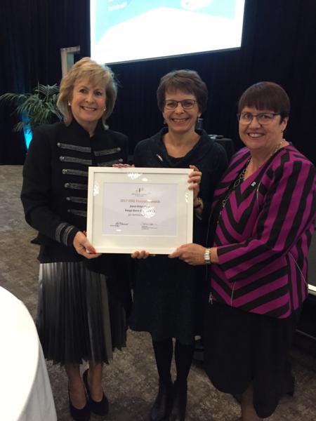 Janet Kingsbury (centre) receives her ISNZ Award