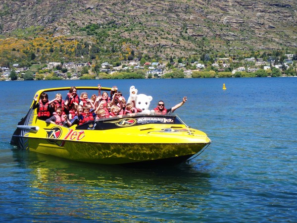 Arrowtown Primary School students learn essential boating safety with Kawarau Jet during the 2009 Aquatic Education Programme.