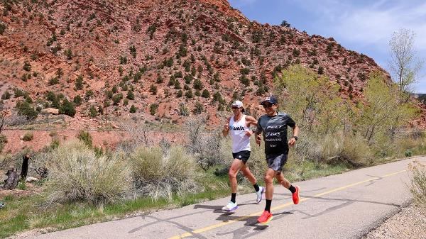 Matt Kerr (L) training alongside Braden Currie in Utah as they prepare for the IRONMAN World Championship