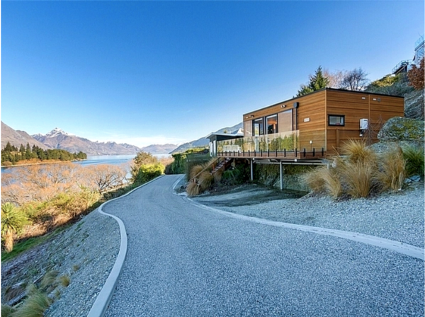 Stay at the Luxury Holiday Home Lakefront Villa with D&D Holiday Homes to enjoy Queenstown's attractions and activities. Here are seven things to do during your summer holiday in Queenstown.