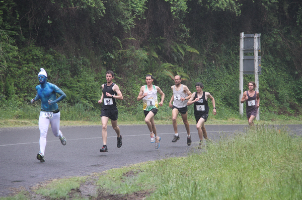 Heading off on the climb was a smurf in first place, William Doney (Whakatane Harriers), Neil Labinsky (Australian Pomona Champion), Sjors Corporaal (2010 defending Kawerau King), Shay Williamson (2011 NZ Junior mountain running champ and eventual Kawerau King &#8211; 2012 defending Champion) and Christian Penny (Australian Junior Pomona Champion 2011).