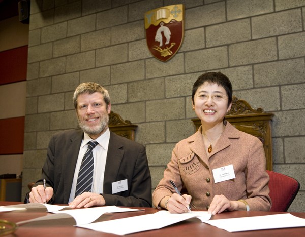 UC Vice-Chancellor Dr Rod Carr and CSC Secretary-General Dr Lui Jinghui.