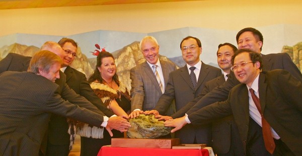 Members of Mayor Bob Parker's delegation and the city officials of Wuhan 