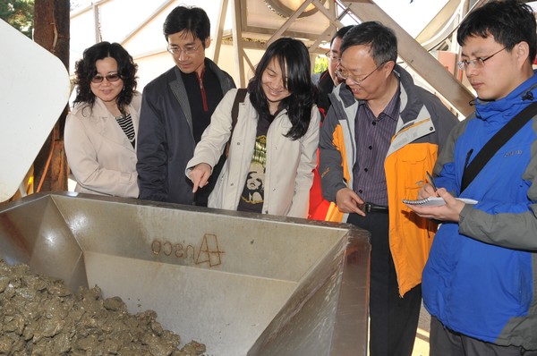 Chinese delegates inspect freshly harvested oysters at Pakihi Marine Farms in Clevedon, Auckland as part of a food safety study programme hosted by the New Zealand Food Safety Authority.