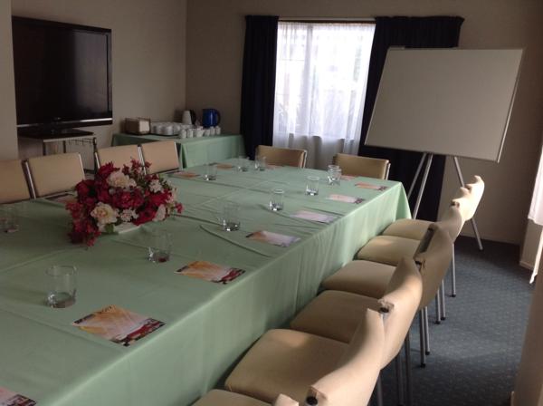 Hamilton East Corporate Accommodation provider, Aspen Manor Motel, features conference room.