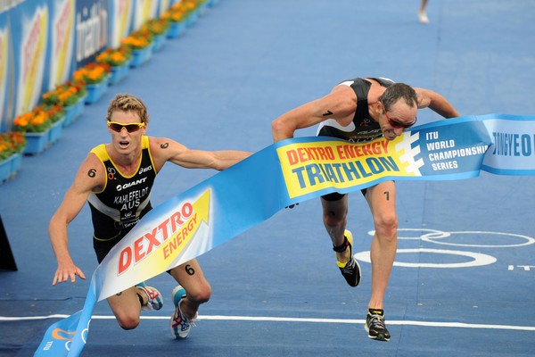 Bevan Docherty (right) outsprints Australia's Brad Kahlefeldt to win