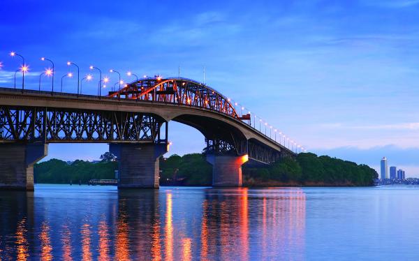 Christmas parties hit new heights on the Harbour Bridge