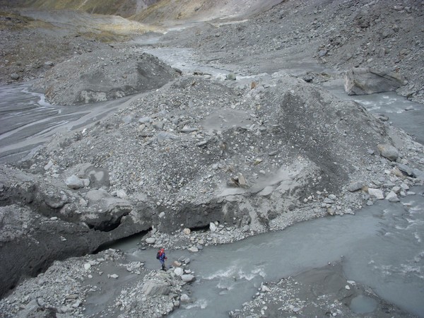 Wanaka Police and Land SAR volunteers searching for missing Auckland tramper, Irina Yun