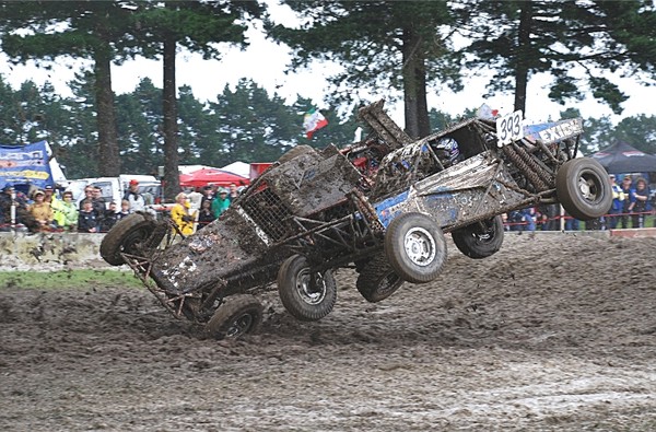 Dennis Andreassend tangles with Malcolm Langley (car 393) over the front straight jump