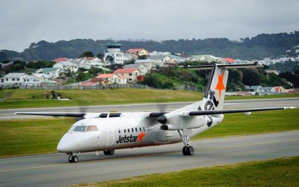Jetstar Q300 arrives in Wellington