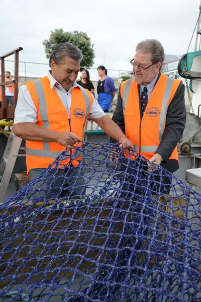 Ngati Kahungunu Chairman, Ngahiwi Tomoana, showing Napier Mayor Bill Dalton the turned mesh lengthener