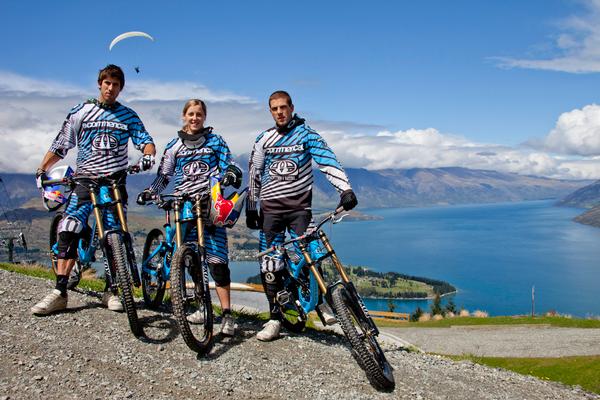 Gee, Rachel and Dan Atherton on Skyline above Queenstown 