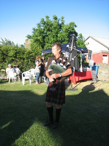 Glenn Miller solo bagpiper closing the festival