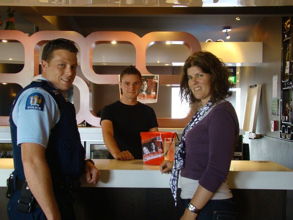  Local Constable, Peter Sherie, Smart Bar staff member, Andrew Baker, and Franklin District Council Road Safety Coordinator, Monique Haines, prepare for the start of the �Great Mates Drive Sober� summer road safety campaign