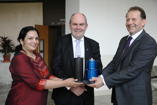  Prof. Rinti Banerjee from the Indian Institute of Technology (IIT) Bombay with Hon Steven Joyce, New Zealand's Science and Innovation Minister, and Hans van der Voorn from Izon Science.