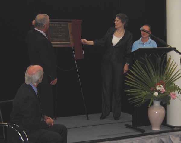 Prime Minister Helen Clark, Mayor Rick Cooper and local student Kelsee Mitchell unveiling the commemorative plaque