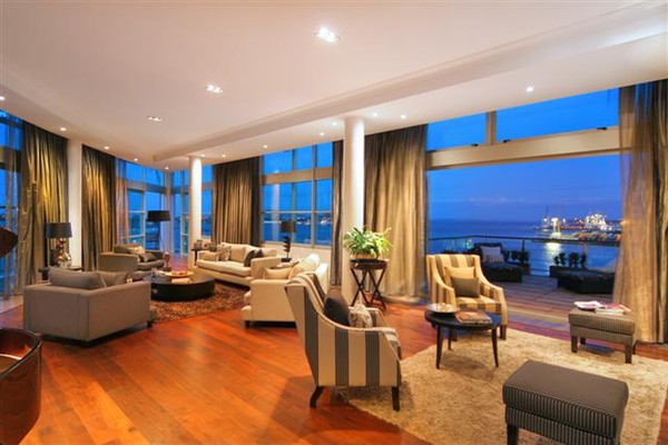 Incomparable in New Zealand &#8211; the country's biggest apartment is five times the size of the average Kiwi home, and features stunning views over the Waitemata Harbour and city.