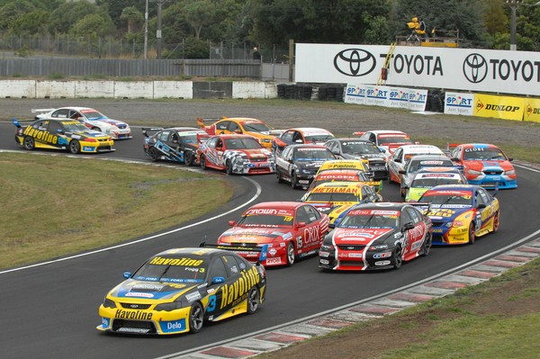 Angus Fogg in the Havoline Ford leads the field during the rain-interrupted first race. He went on to win, and then win the second race, set two lap records and win the Manfeild round