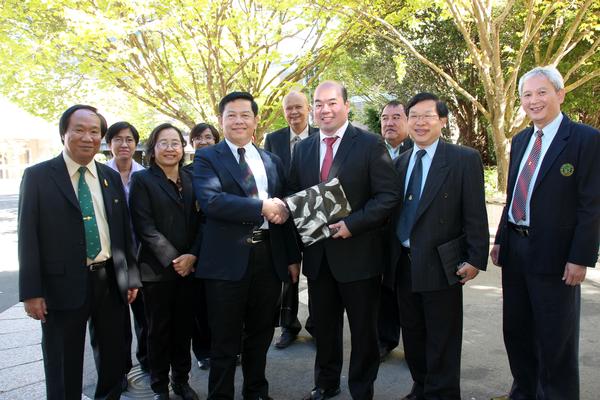 Massey international director Arthur Chin shakes hands with Maejo international affairs vice-president Dr Yongyooth Srigiofun (third from left).