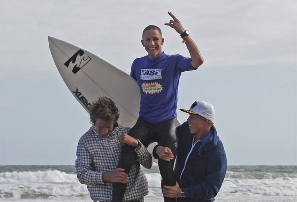Matt Hewitt Getting Chaired Up The Beach By Good Mate Alex Dive and Friend