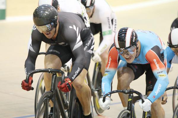 New Zealand's Simon Van Velthooven (left) edges Australia's Scott Sunderland on the line to win the gold medal.