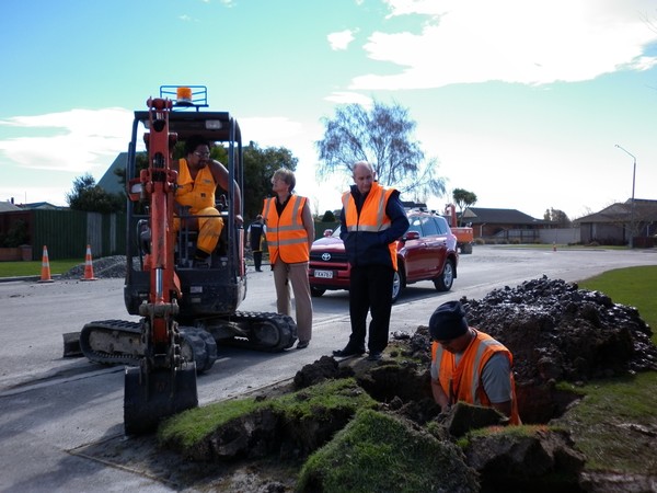 Wellington Mayor Kerry Prendergast visits her staff working in the field in Kaiapoi assisting with restoration of essential services. 