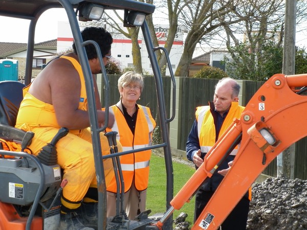 Wellington Mayor Kerry Prendergast visits her staff working in the field in Kaiapoi assisting with restoration of essential services. 