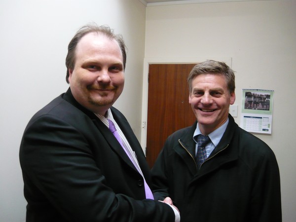 Bill English (Deputy Prime Minister of New Zealand) discusses the New Zealand Virtual School proposal with Allan Jon (Project Manager for the New Zealand Virtual School and Deputy Principal of The Catlins Area School). 