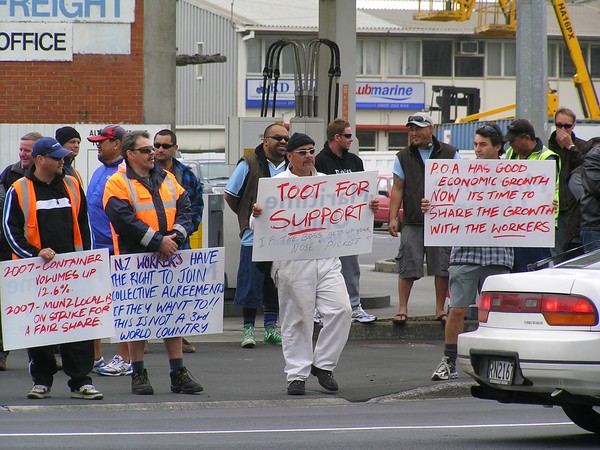Port workers walk off job again