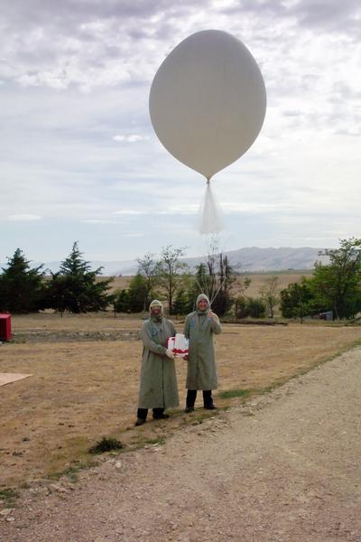 NIWA staff Hamish Chisholm and Alan Thomas preparing (058) and launching (056) a package of sensors to measure temperature, pressure, humidity, ozone, winds and position, using GPS, in the atmosphere up to about 30km, above Lauder in Central Otago.