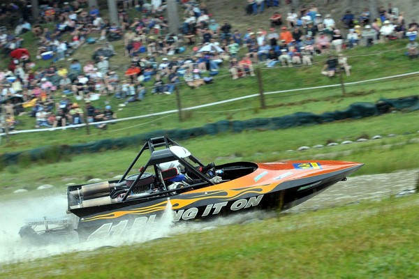 Featherston's Gary Smith and navigator Suzanne Shirtliff will be flying the local flag for the weekend's second round of the Jetpro Jetsprinting Championship at the Oldfields Featherston Aquatrack this weekend (24 January). 