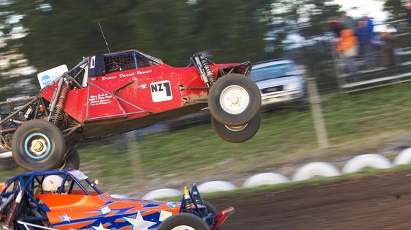 NZ1 Daniel Powell passes Nigel Sutherland at the 2009 Supercourse