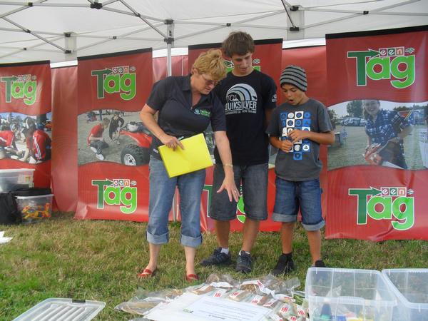 TeenAg contestants attempting to identify seeds during the Preliminaries.