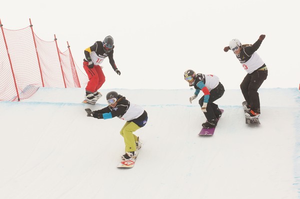 Eva Samkova on way to victory in heats of snowboard cross