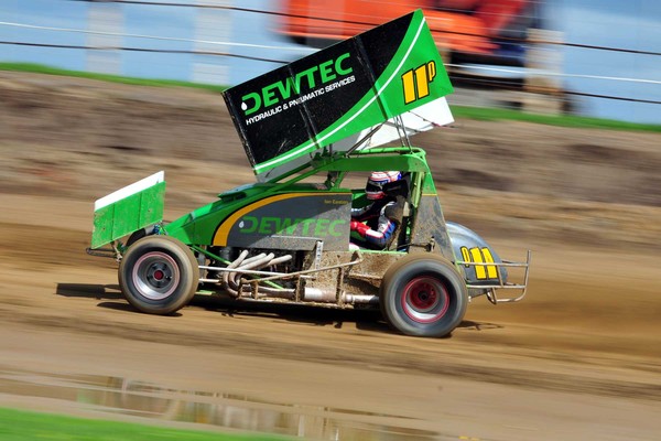 Multiple Australia and New Zealand race champion Craig Baird has tried his hand at speedway in a quest to extend his title tally after testing the Ian Easton sprint car at Harrisville Speedway recently.