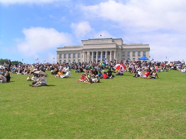 Hundreds gather to watch Sir Edmund Hillary's funeral from the Auckland Domain.