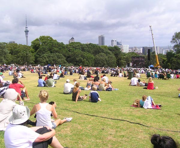 Hundreds gather to watch Sir Edmund Hillary's funeral from the Auckland Domain.