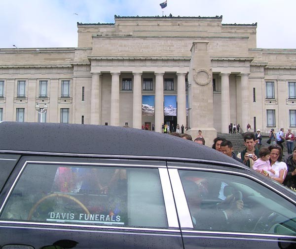 Sir Edmund Hillary's funeral procession through the Auckland Domain.