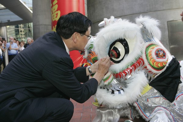 Painting of the lion�s eye spot by Mr Steven Wong, President of the United Chinese Associations of New Zealand.