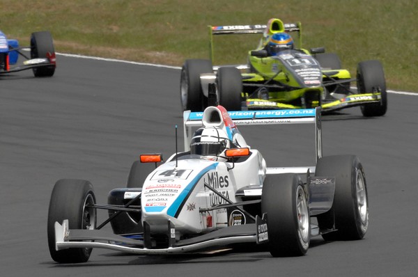 Stefan Webling finished sixth in today's 20-lap New Zealand Motor Cup race held at Hampton Downs, sweltering weather conditions making driving the Horizon Energy Miles Toyota car tough around the 2.8 kilometre circuit. 