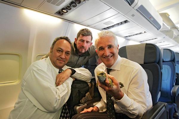  L-R Mike Elkington (Ng&#228;ti Koata iwi), Chris Birmingham (DOC Ranger, Maud Island), Rob Fyfe (Air New Zealand CEO) with one of the relocated tuatara.