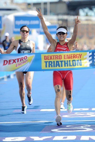 Riveros Diaz stopped the clock in 2:04:19, with Hewitt and Moffatt just one second behind. 