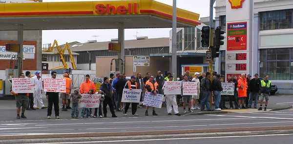 Port workers picket