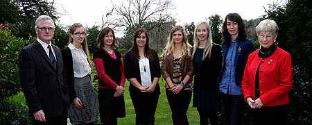 Vice-Chancellor Steve Maharey (L) and Jean Corbin Thomas (R) with the grant recipients.